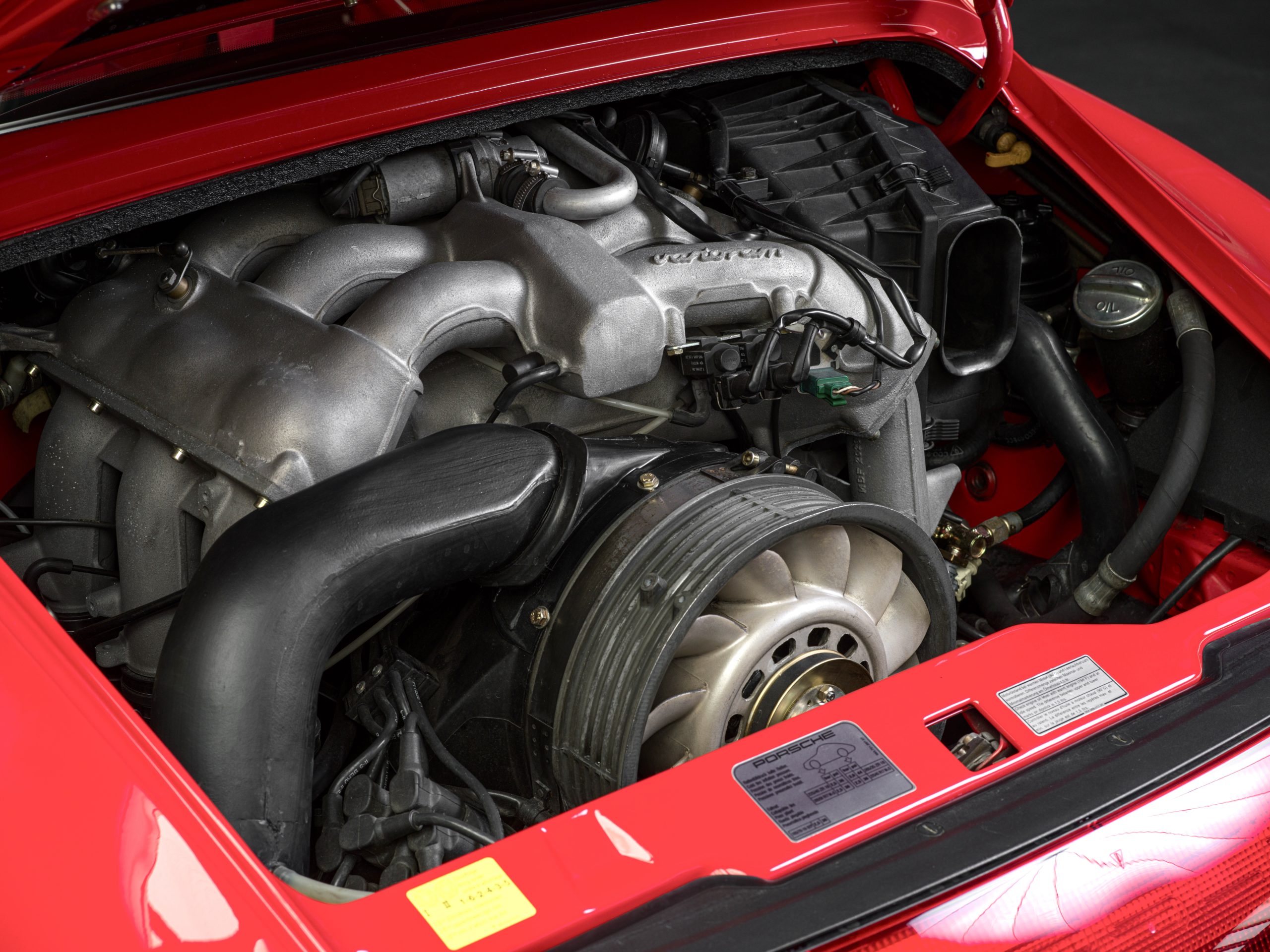 vue du moteur d'une Porsche 993 RS Clubsport rouge de 1996 occasion chez classic 42
