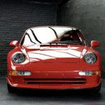 vue avant d'une Porsche 993 RS Clubsport rouge de 1996 occasion chez classic 42
