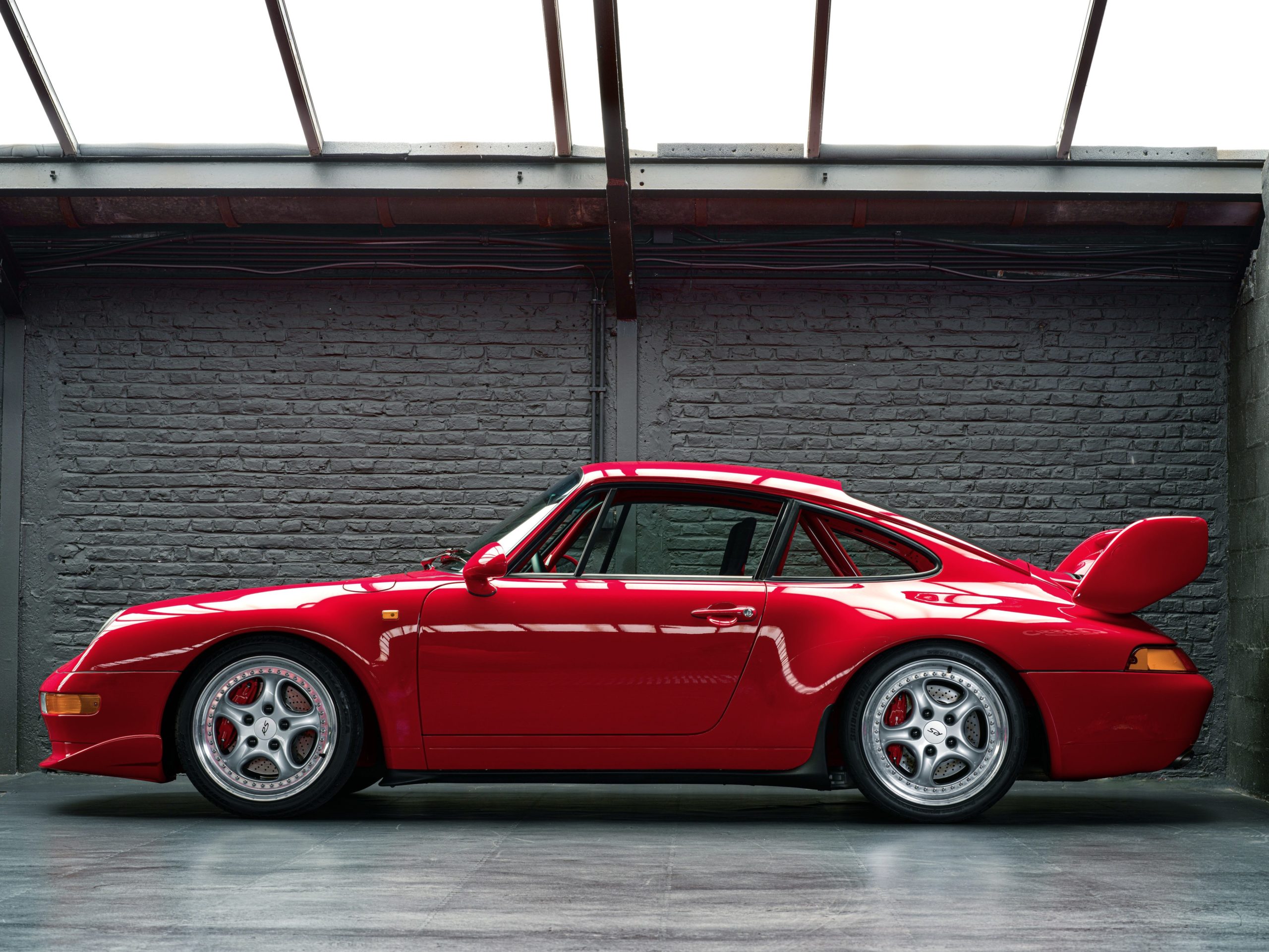 vue latérale d'une Porsche 993 RS Clubsport rouge de 1996 occasion chez classic 42