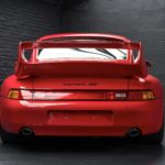 vue arrière d'une Porsche 993 RS Club sport rouge de 1996 occasion chez classic 42
