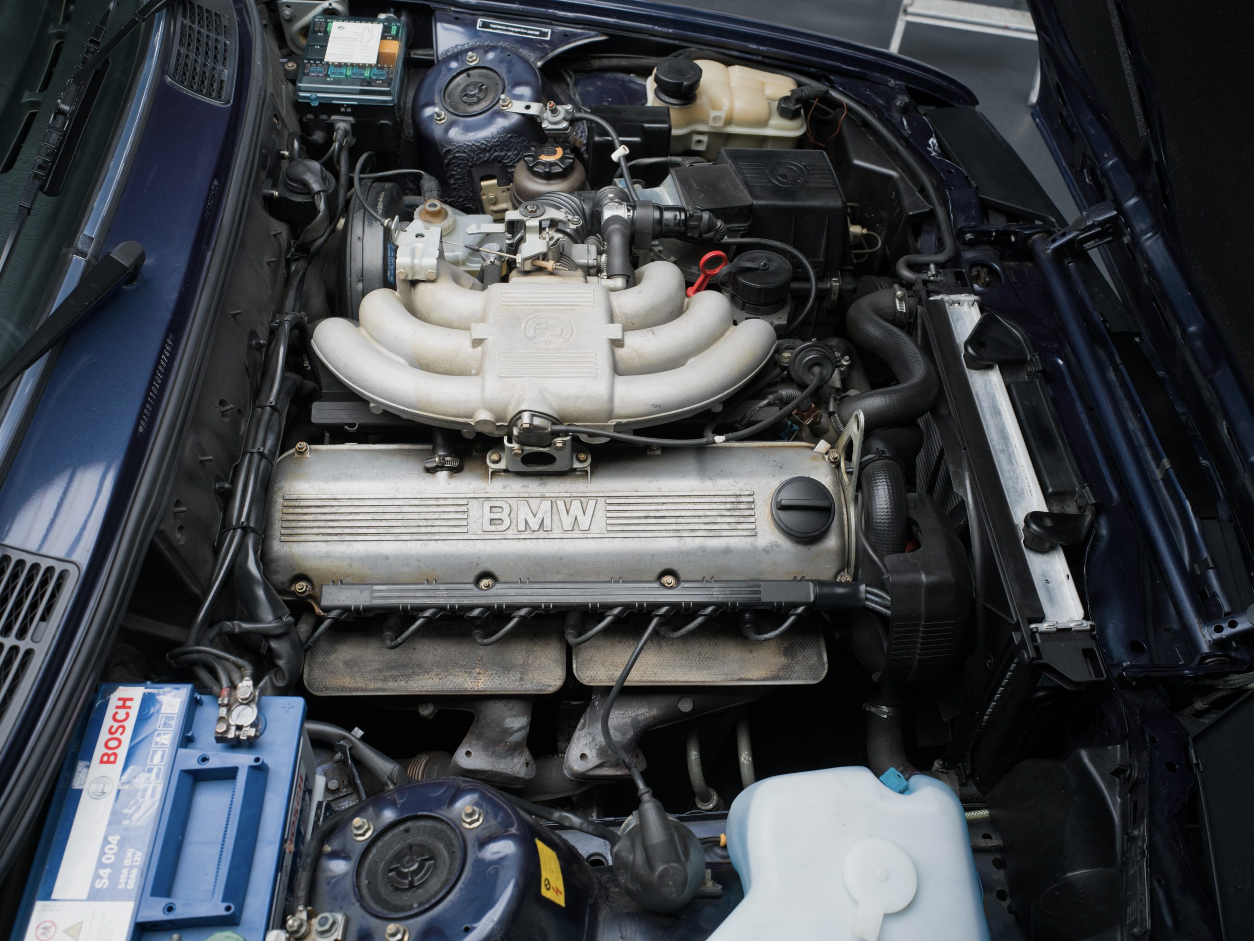 vue du moteur d'une Bmw 325i Cabriolet de 1989 en vente chez Classic 42 