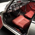 vue intéreure d'une Volvo 1800S de 1965 blanc cassé intérieur rouge en vente chez Classic 42