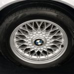 vue de la roue d'une BMW 325i Cabriolet de 1990 occasion en vente chez Classic 42 Belgique