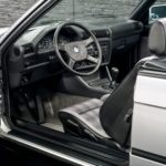 vue lattérale avec porte ouverte d'une BMW 325i Cabriolet de 1990 occasion en vente chez Classic 42 Belgique