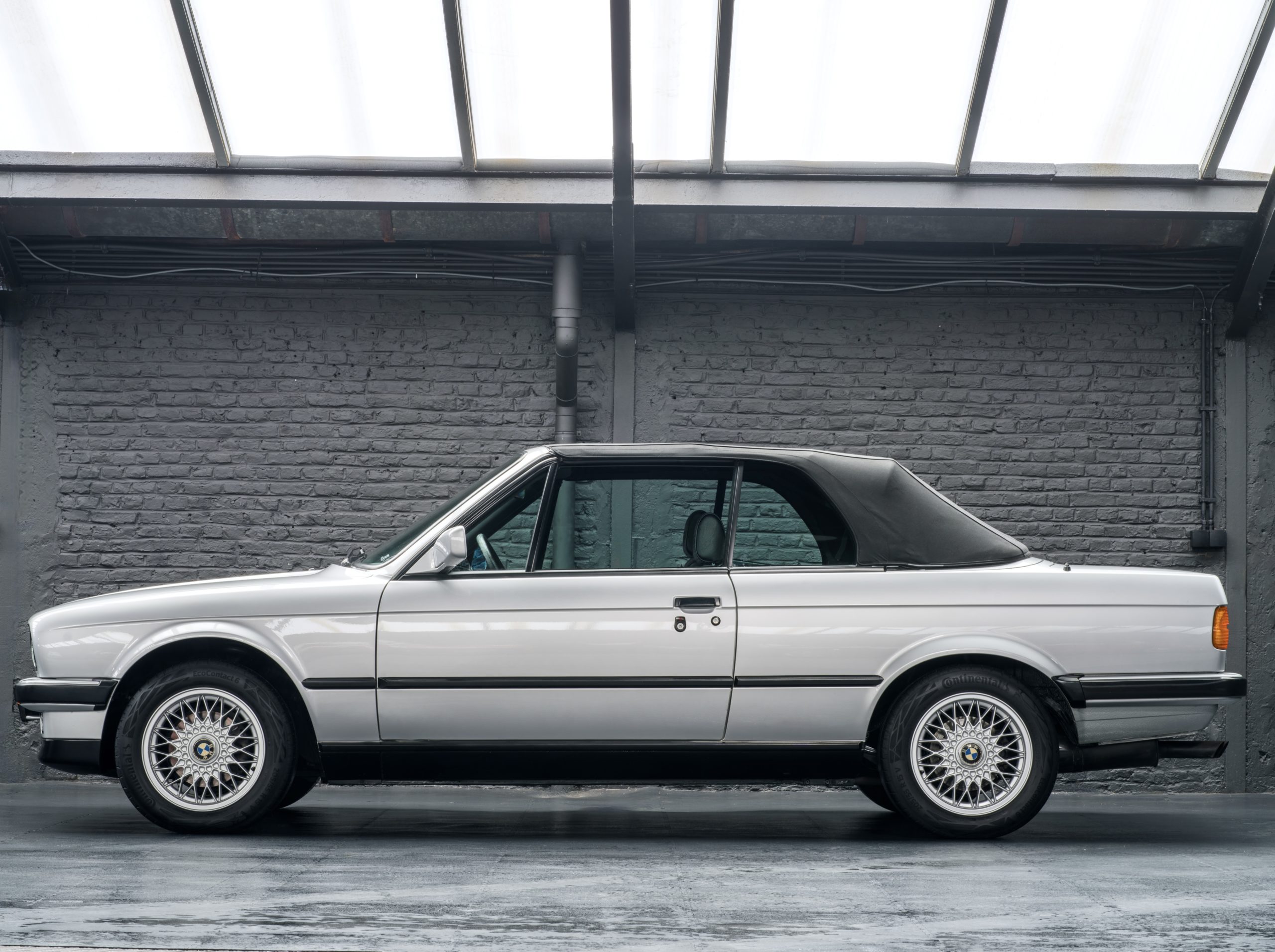 vue latterale d'une BMW 325i Cabriolet de 1990 occasion en vente chez Classic 42 Belgique