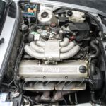 vue moteur d'une BMW 325i Cabriolet de 1990 occasion en vente chez Classic 42 Belgique
