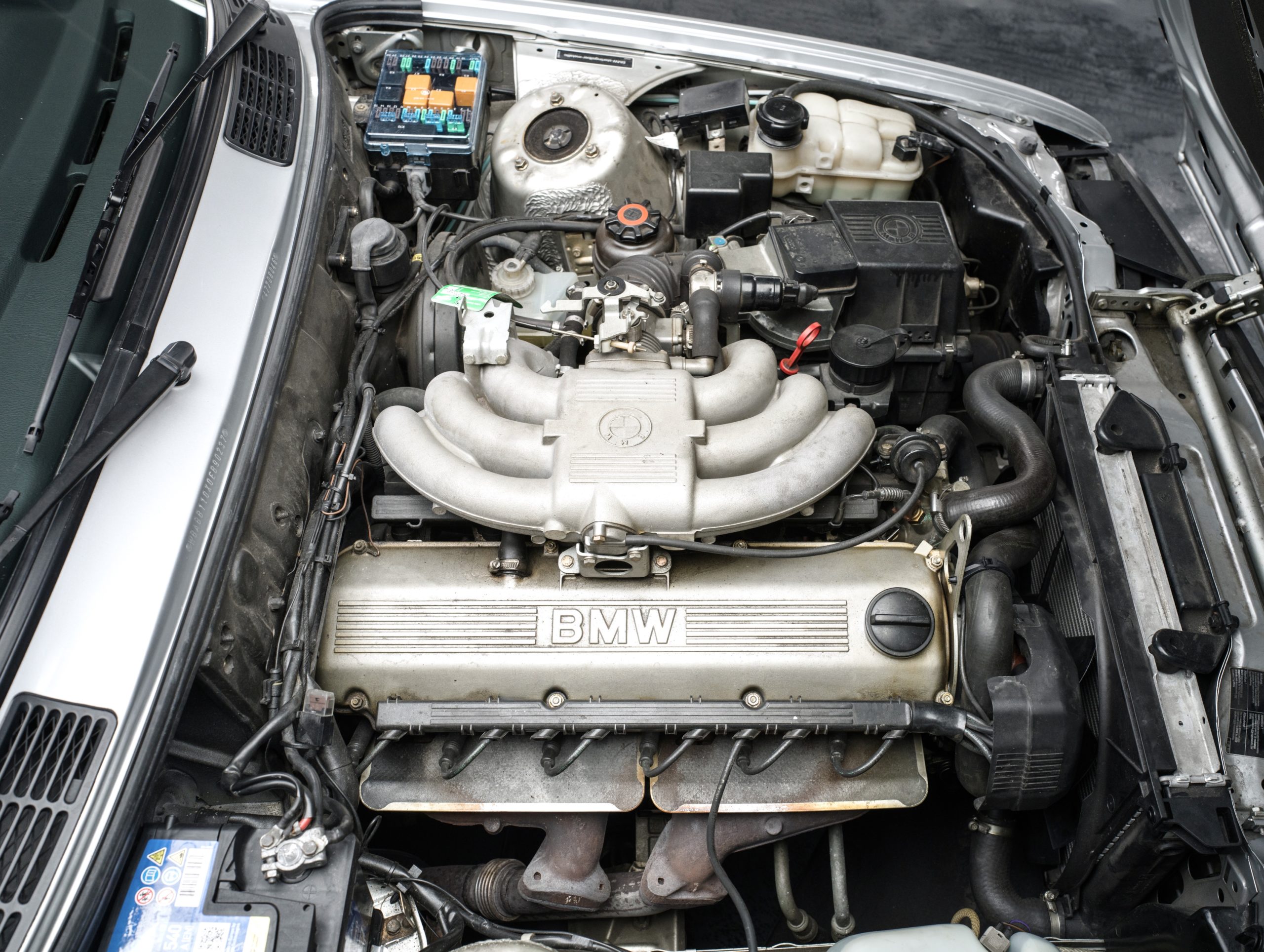 vue moteur d'une BMW 325i Cabriolet de 1990 occasion en vente chez Classic 42 Belgique