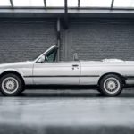 vue lattérale décapotée d'une BMW 325i Cabriolet de 1990 occasion en vente chez Classic 42 Belgique