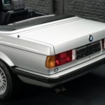 vue du coffre arrière d'une BMW 325i Cabriolet de 1990 occasion en vente chez Classic 42 Belgique