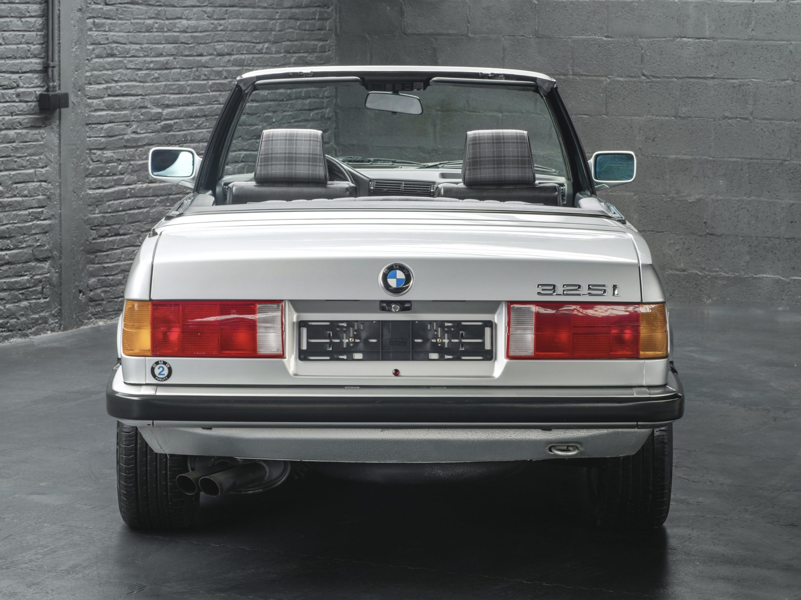 vue arrière d'une BMW 325i Cabriolet de 1990 occasion en vente chez Classic 42 Belgique