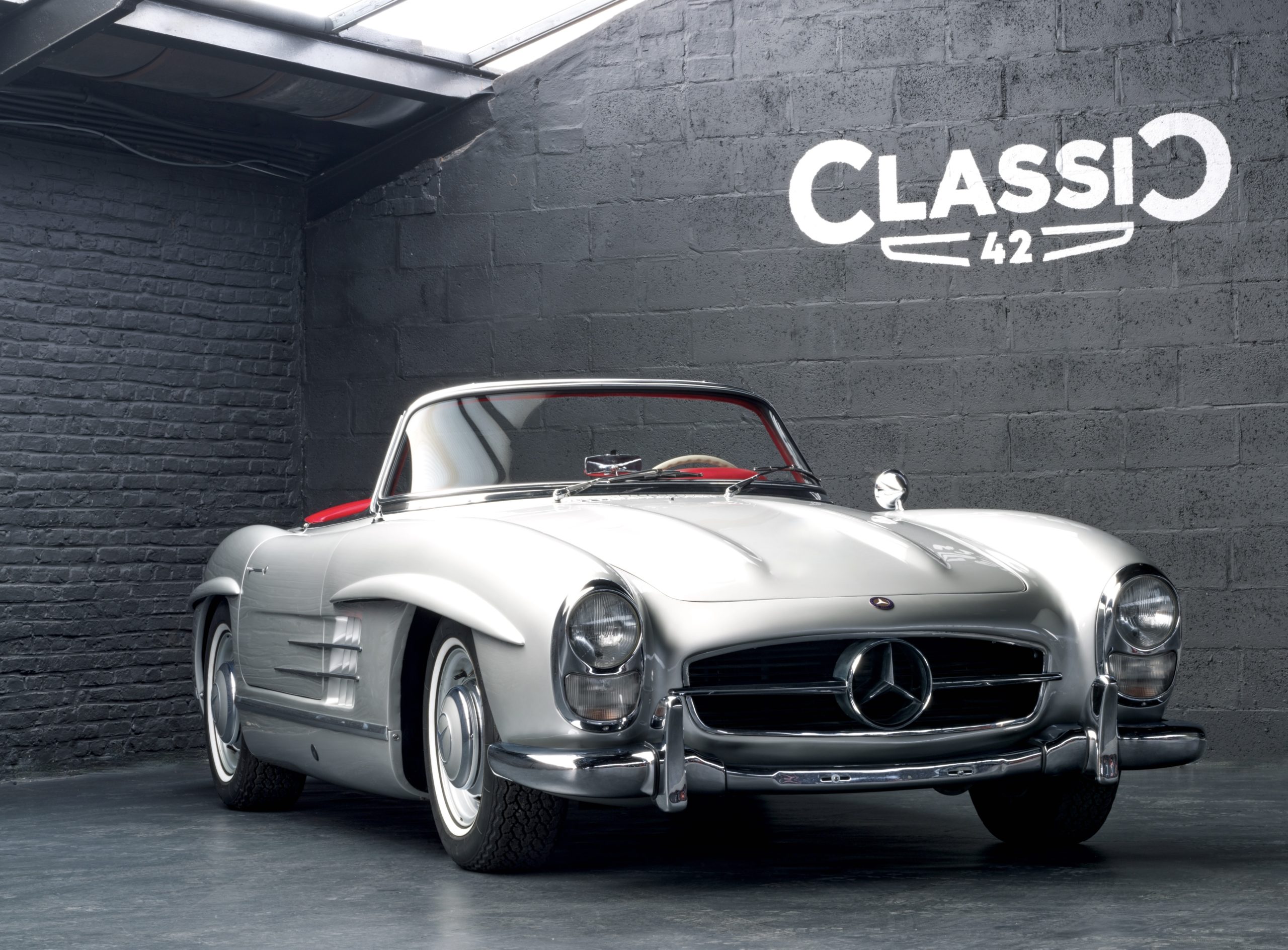 vue avant d'une Mercedes 300 SL Roadster de 1957 en vente chez Classic 42