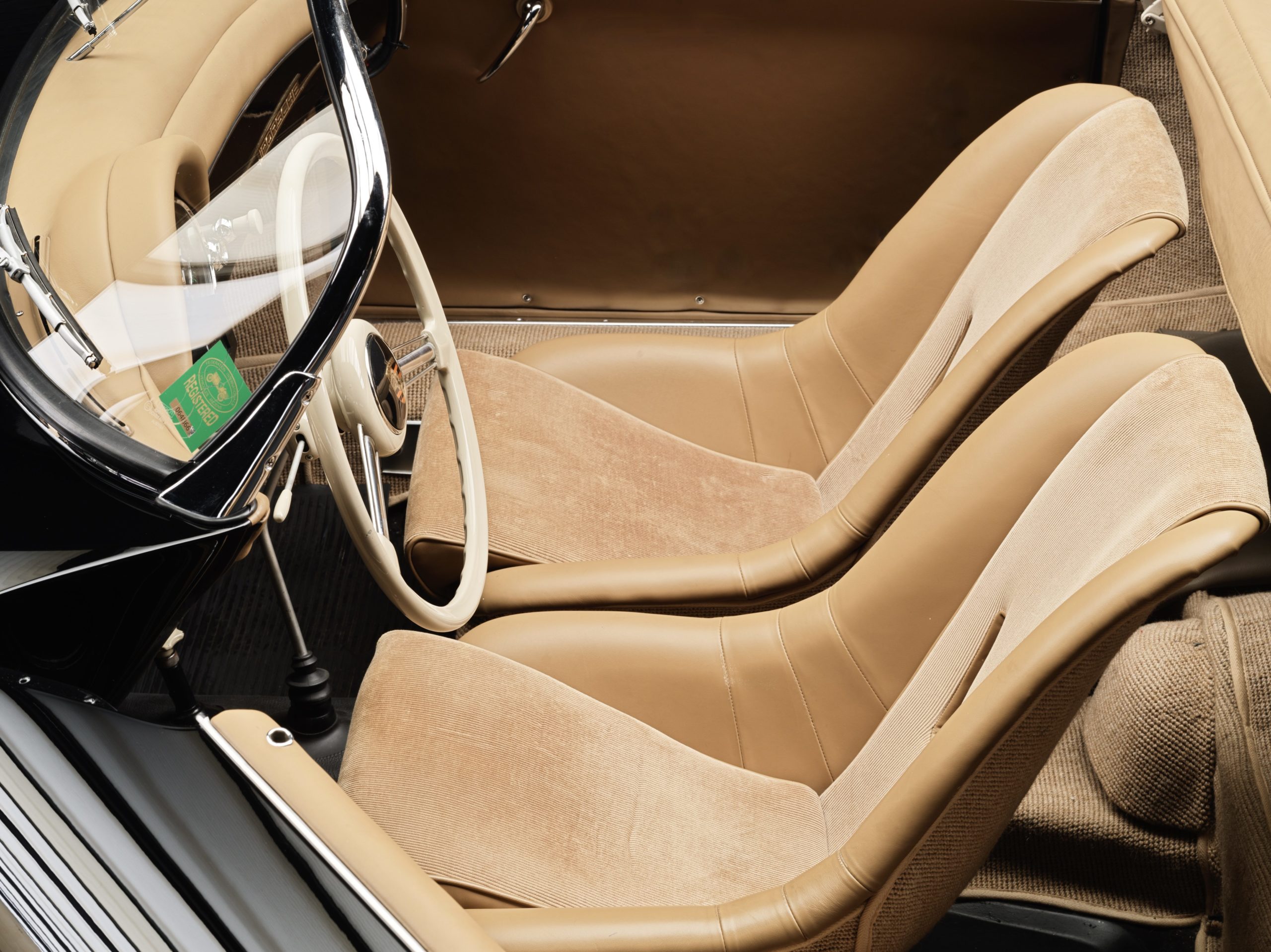 vue des sièges avant d'une Porsche 356 A 1600 SPEEDSTER de 1958 a vendre chez Classic 42