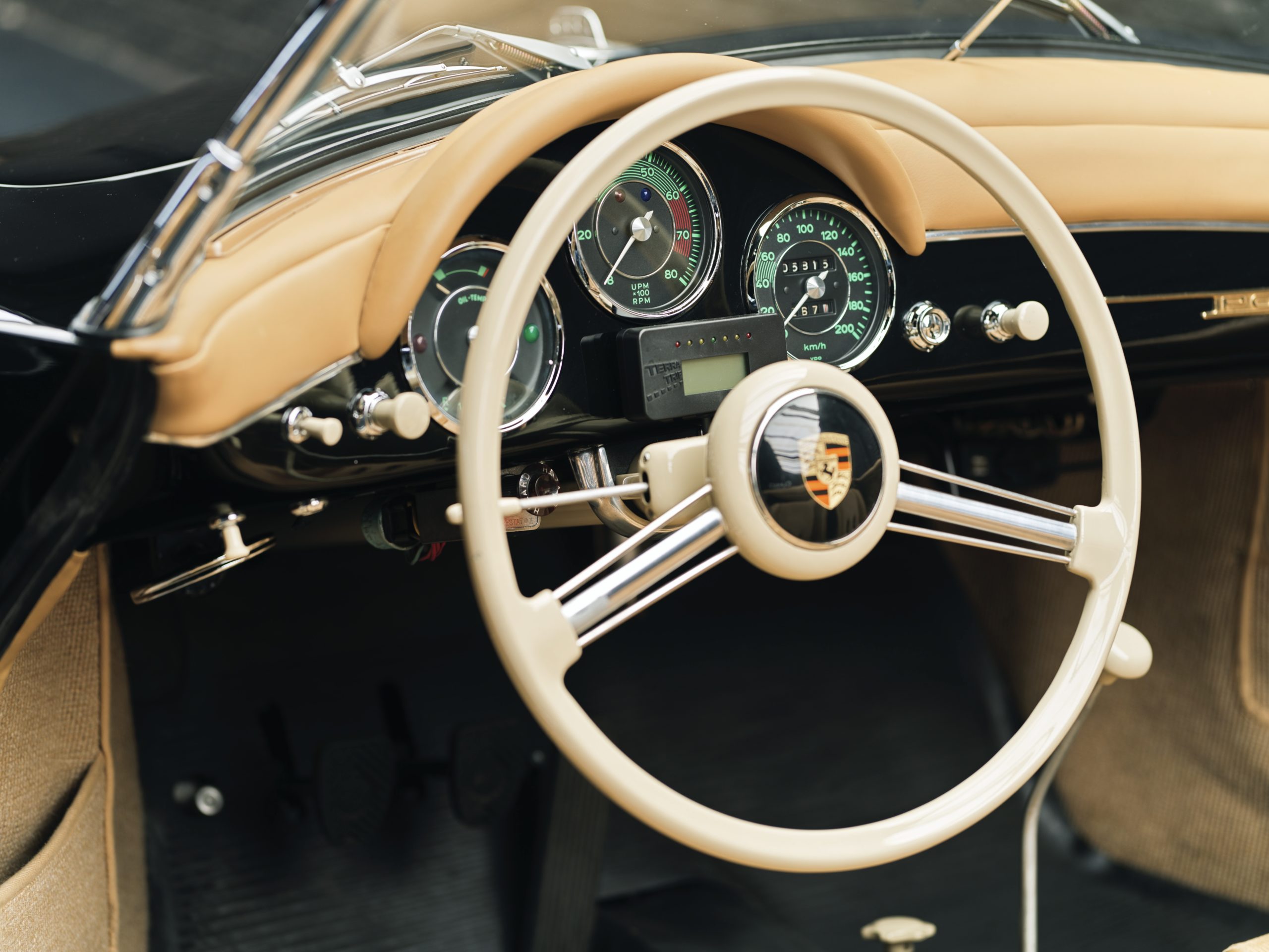 volant et tableau de bord d'une Porsche 356 A 1600 SPEEDSTER de 1958 a vendre chez Classic 42